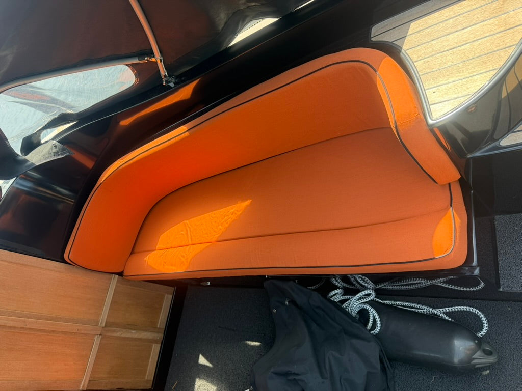 Oranje bootkussens op maat in België, luxe bekleding met zwarte bies in motorboot