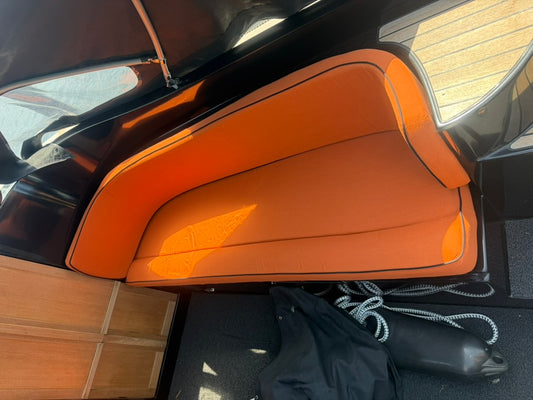 Oranje bootkussens op maat in België, luxe bekleding met zwarte bies in motorboot