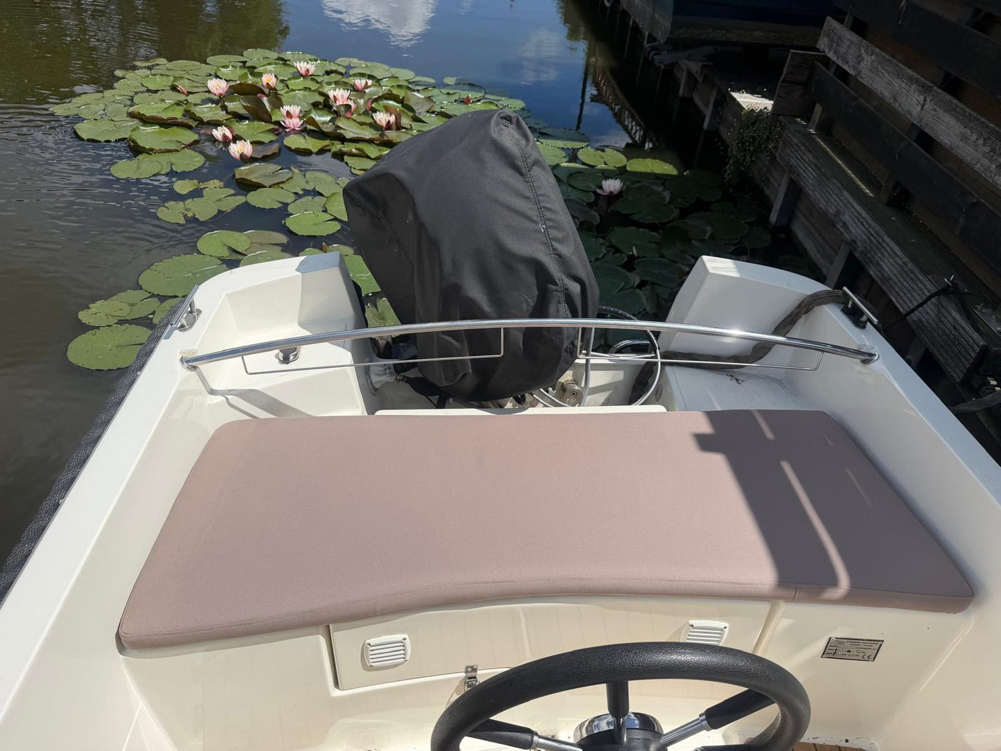 Corsiva bootkussens op maat taupe, achterkussen bij stuurwiel aan het water