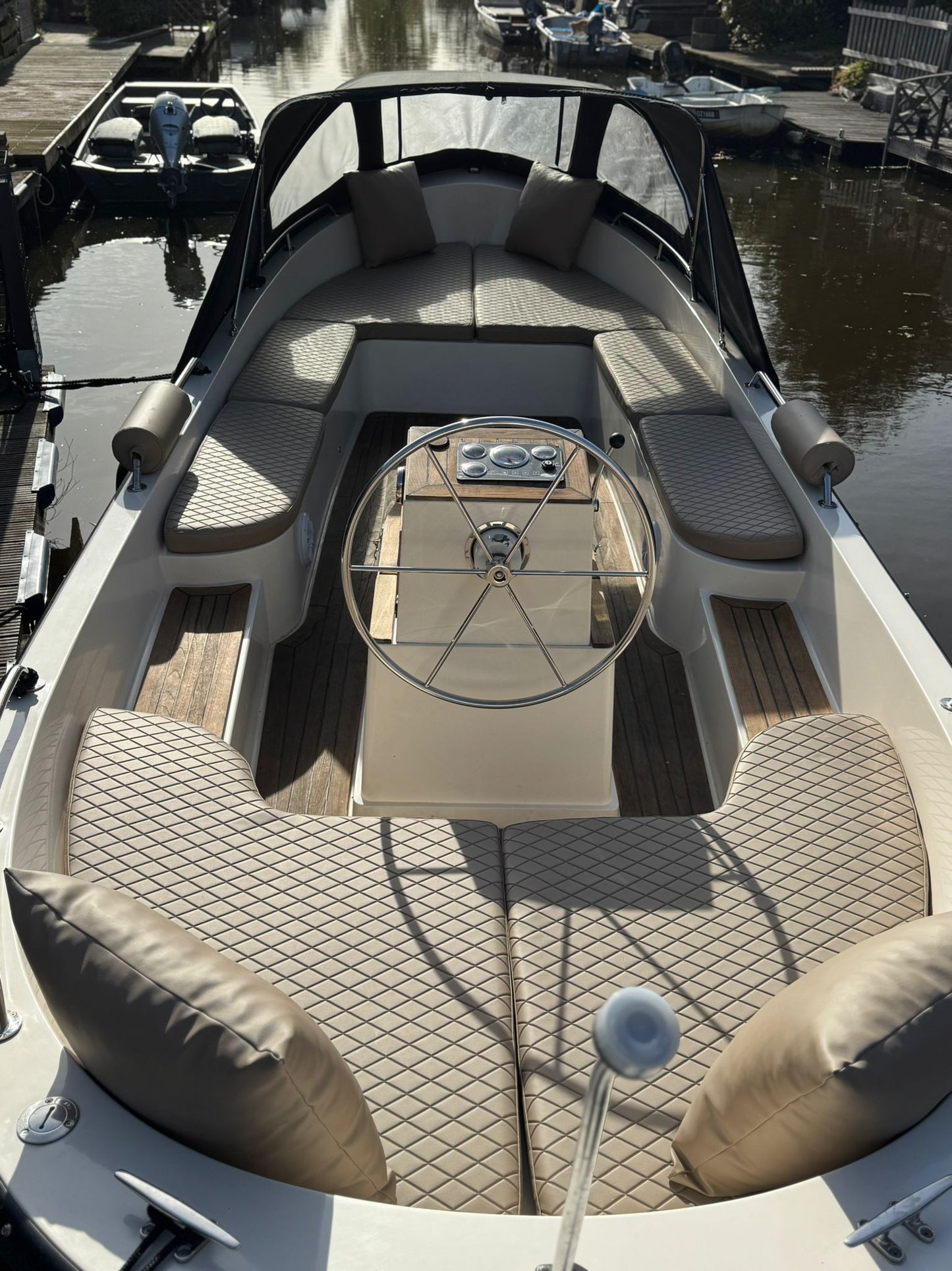 Sloep met beige diamond stitch bootkussens op maat op het water, volledig interieur