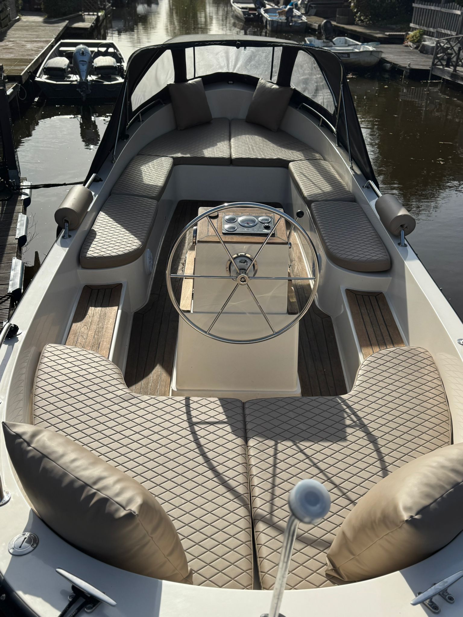 Sloep met beige diamond stitch bootkussens op maat op het water, volledig interieur