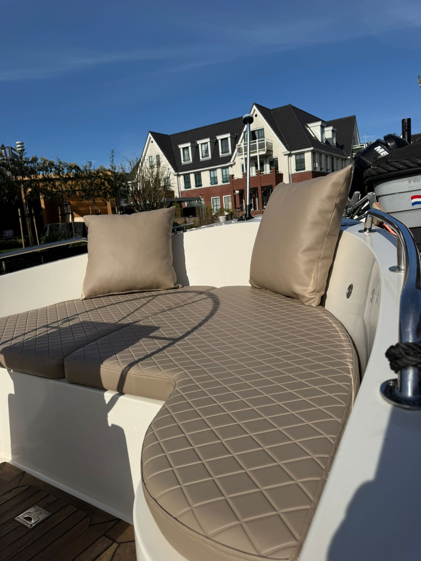 Sloepkussens met diamond stitch ruitmotief op maat, beige interieur