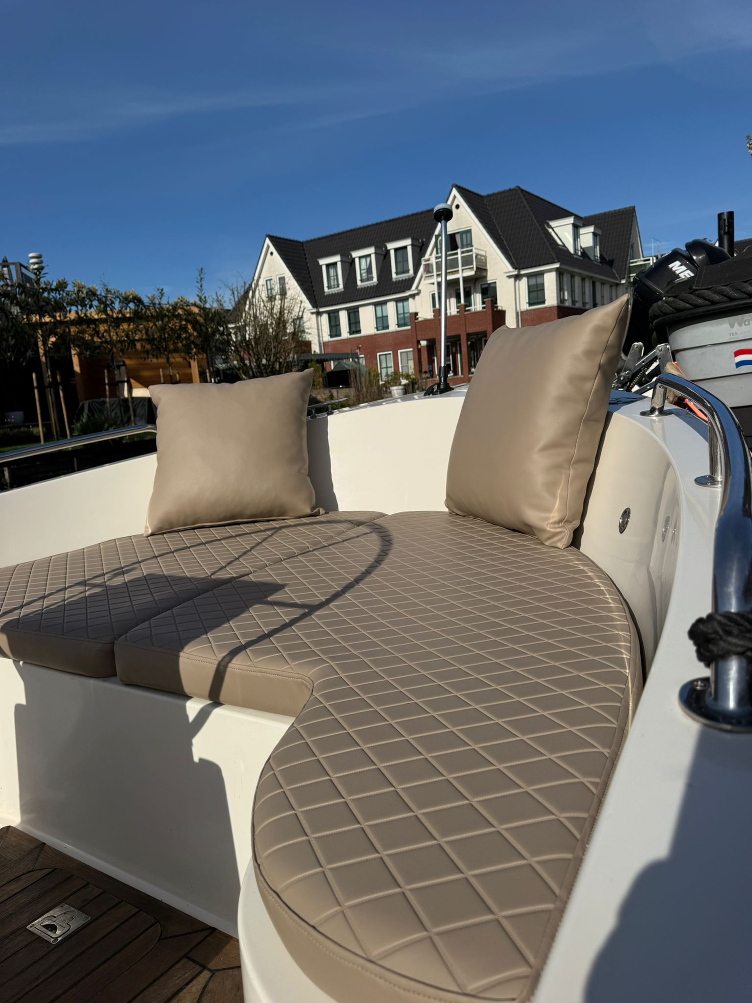 Sloepkussens met diamond stitch ruitmotief op maat, beige interieur