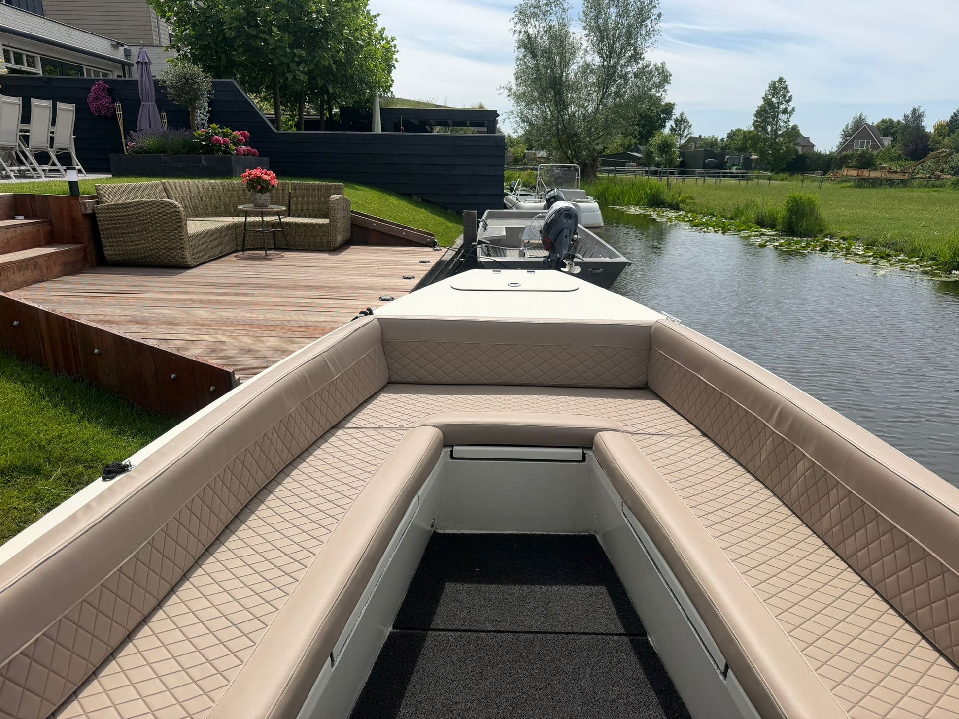 Sloep met beige diamond stitch bootkussens op maat, ruitmotief bekleding aan het water
