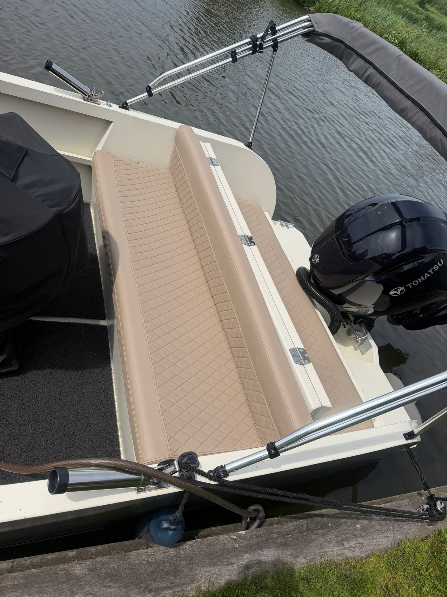 Beige diamond stitch bootkussens op maat in sloep, zijaanzicht ruitmotief