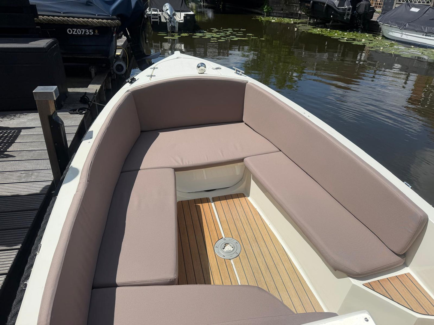 Corsiva bootkussens op maat taupe, volledig interieur aan het water met waterlelies