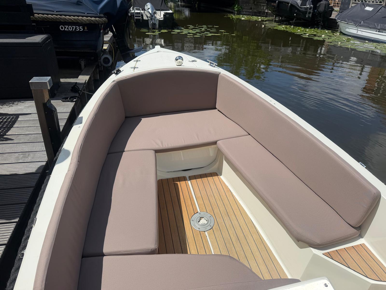Corsiva bootkussens op maat taupe, volledig interieur aan het water met waterlelies